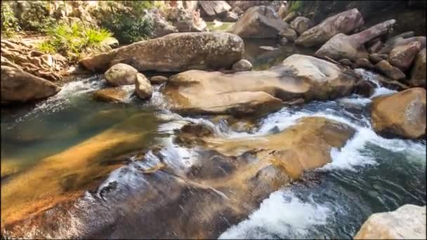 Gebirgswasserfall zwischen Felsen — Stockvideo