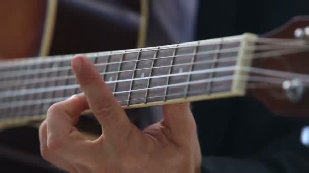 Guitarrista con guitarra acústica — Vídeo de stock