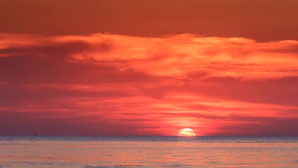 Pôr do sol sol sobre o mar — Vídeo de Stock