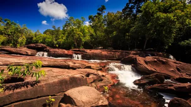 Cascada de montaña entre rocas — Vídeos de Stock