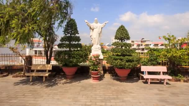 Marmeren standbeeld van Ho chi minh kerk — Stockvideo