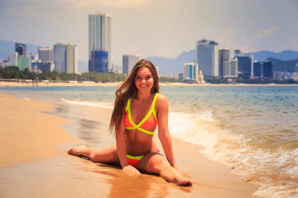 Sportieve vrouw doen splitst op strand — Stockfoto