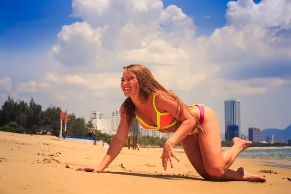 Kobieta w bikini na tropikalnej plaży — Zdjęcie stockowe