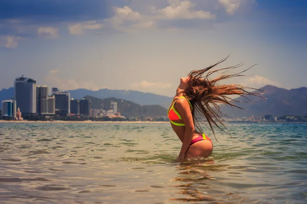 Kvinna i bikini på tropisk strand — Stockfoto