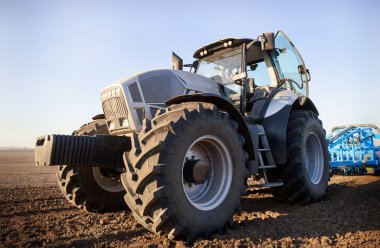 portre yan görünümü mibzer sürülmüş sahada büyük tekerlekler üzerinde