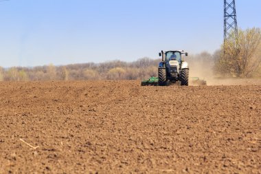 Traktör alanında ilkbaharda Ekim görünümünü