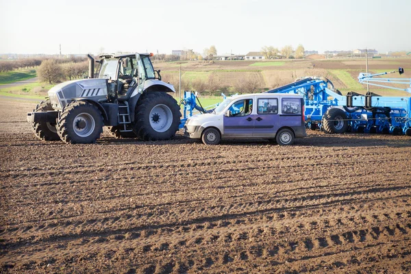 Nagy kerekek a traktor vetőgép — Stock Fotó