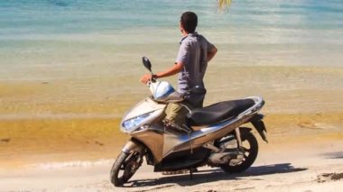  plajda scooter ile adam