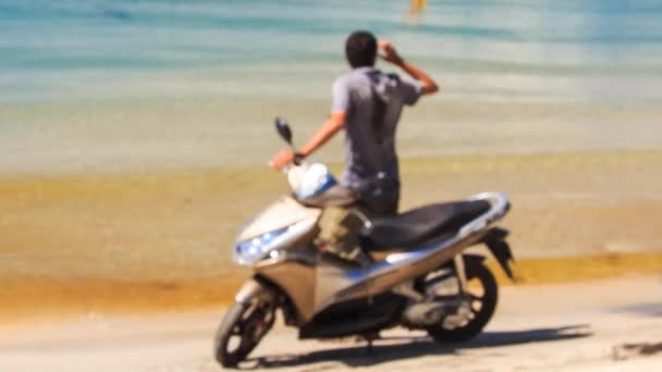 Homme avec scooter sur la plage — Video