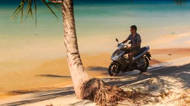 Man met scooter op het strand — Stockvideo