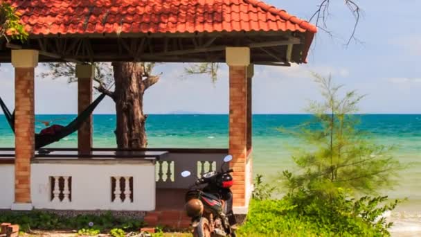 Veranda in legno sulla spiaggia tropicale — Video Stock