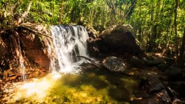 kayaların arasında dağ şelale