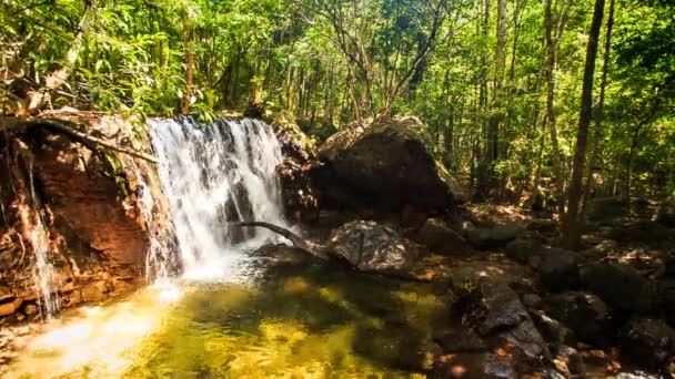 Berg waterval tussen rotsen — Stockvideo