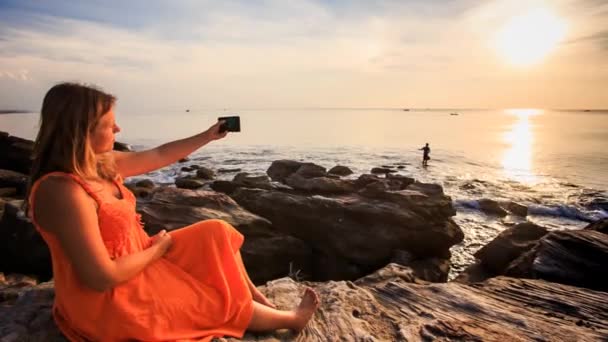 Mulher a tomar selfie — Vídeo de Stock