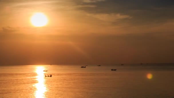 Mer sur le coucher du soleil ciel — Video