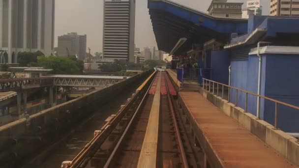 Camera beweegt langs Kl Metro rails — Stockvideo