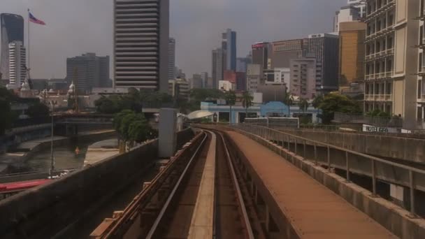 Camera beweegt langs Kl Metro rails — Stockvideo