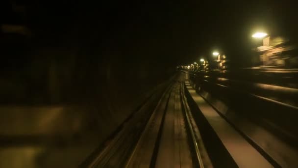 Камера движется по рельсам метро KL — стоковое видео