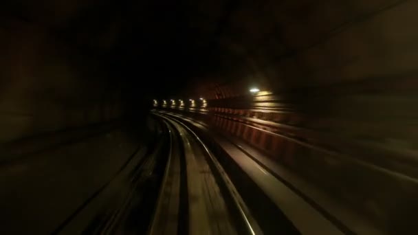 Kamera se pohybuje podél zábradlí Kl Metro — Stock video