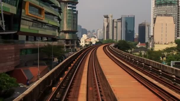 Camera beweegt langs Kl Metro rails — Stockvideo