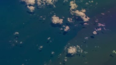 bulutlar ve uçak penceresinden masmavi deniz