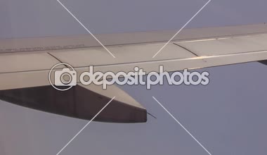 uçak kanadı işletilen flep ile görünümünü