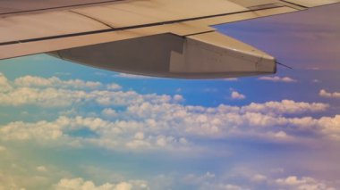 bulutlar ve uçak kanadı altında masmavi deniz 