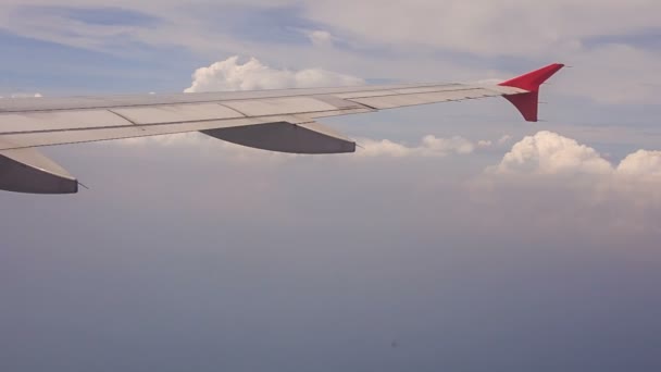Ansicht des Flugzeugflügels mit betätigten Klappen — Stockvideo