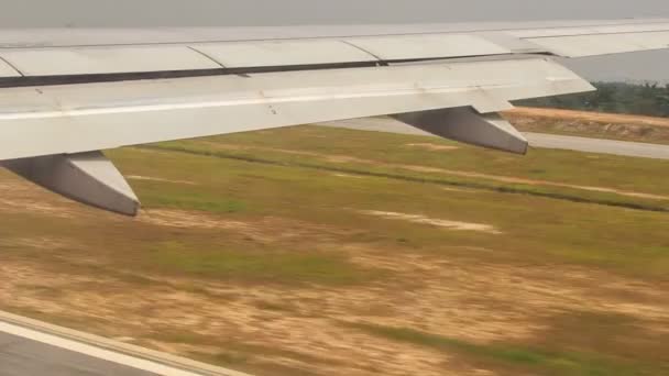 Vliegtuig beweegt langs de start-en landingsbaan — Stockvideo