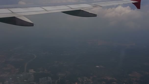 Ala de avión con el paisaje hacia abajo — Vídeos de Stock