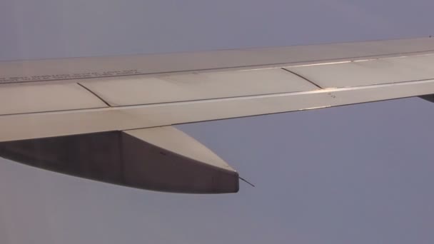 Ansicht des Flugzeugflügels mit betätigten Klappen — Stockvideo