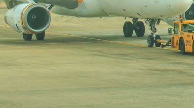 uçak motoru ve gövde kamyon