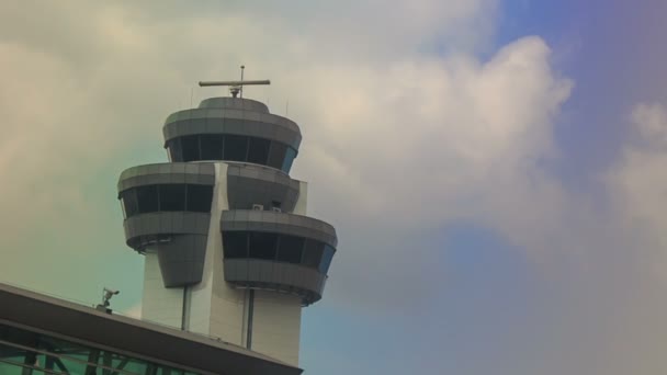 Torre de controle pelo terminal do aeroporto — Vídeo de Stock