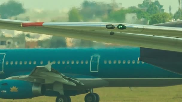 Flugzeug bewegt sich über Landebahn — Stockvideo