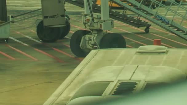 Перевозка грузовика на самолете — стоковое видео