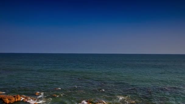 海和多岩石的海岸 — 图库视频影像