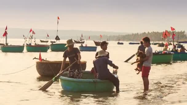 Fiskebåtar vid solnedgången — Stockvideo