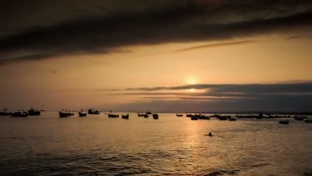 Силуети рибальських човнів на заході сонця — стокове відео