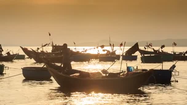 Силуети рибальських човнів на заході сонця — стокове відео