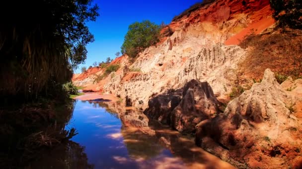 Ruisseau de fées eau transparente — Video