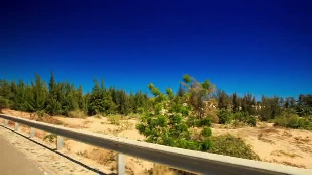 Cámara se mueve a lo largo de carretera — Vídeo de stock