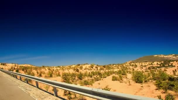 Macchina fotografica si muove lungo la strada — Video Stock