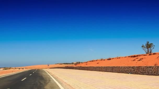 Câmera se move ao longo dunas de areia — Vídeo de Stock