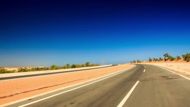 Caméra se déplace le long des dunes de sable — Video