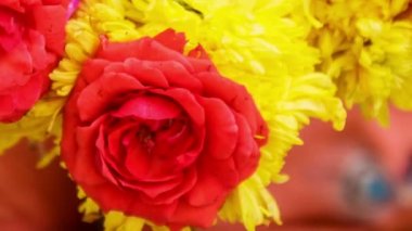 Hintli kadın oluşturmak çiçek çelenk