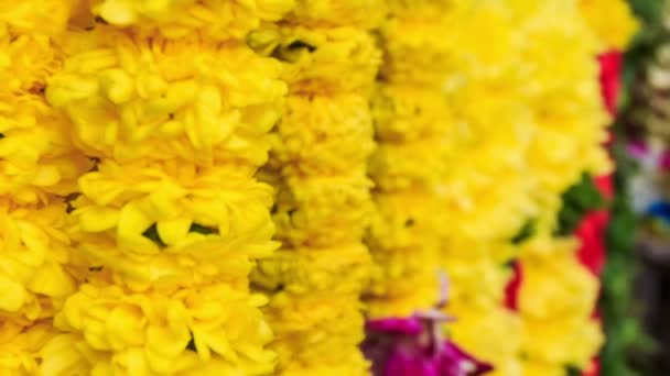 Цветочные гирлянды в индийском храме — стоковое видео