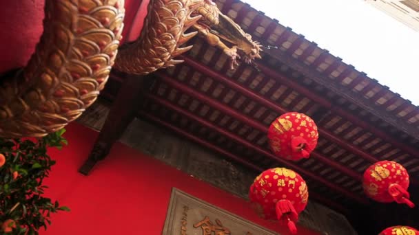 Chinese lanterns at entrance to Indian temple — Stock Video