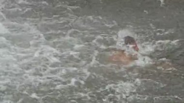 adam oyunlarımı köpüklü şelale altında yüzüyor.