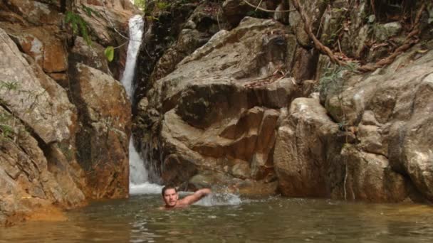 Mann schwimmt im Flussbecken — Stockvideo