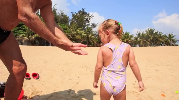 Grandfather in straw hat and little granddaughter — Stock Video